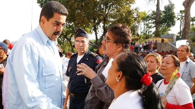 El presidente de Venezuela, Nicolás Maduro (i), participa en una misa en un acto conmemorativo por los fallecidos durante las protestas del 11 de abril del 2002 en la ciudad de Caracas (Venezuela)