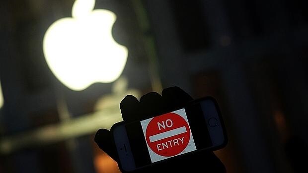 Protestas frente a una tienda Apple contra el gobierno estadounidense por poner en peligro la privacidad