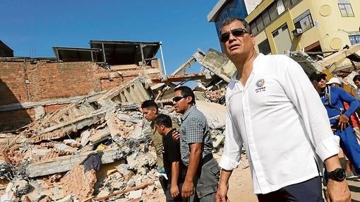 Rafael Correa, durante su visita este lunes a Portoviejo, una de las zonas afectadas por el seísmo