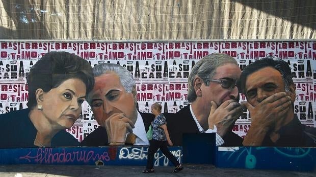 Imagen de un mural de Sao Paulo con las figuras de Dilma Rousseff, Eduardo Cunha y Michel Temer