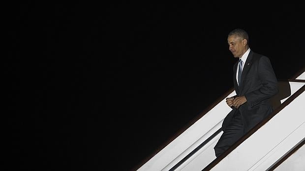 Barack Obama baja del Air Force One a su llegada a Londres