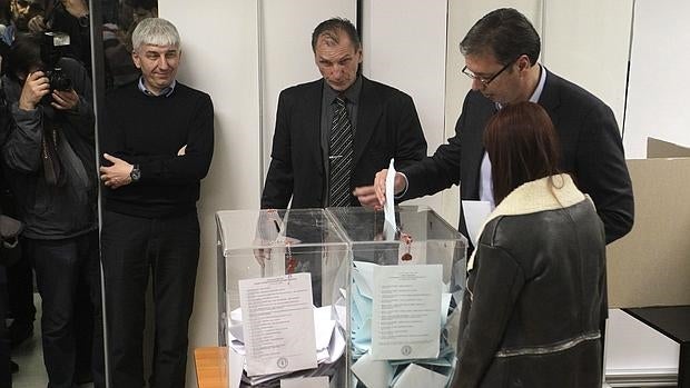 Vucic gana las elecciones parlamentarias serbias, según las primeras valoraciones