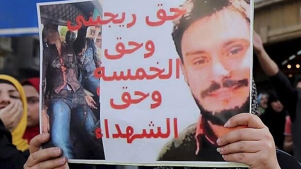 Una activista egipcia sostiene una pancarta pidiendo justicia para Regeni