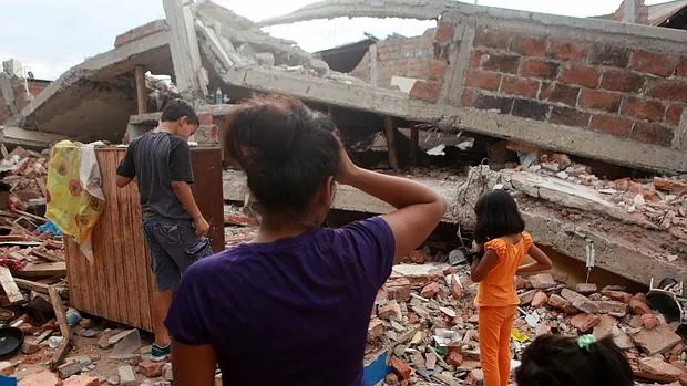 Una familia llega a una casa colapsada por el terremot