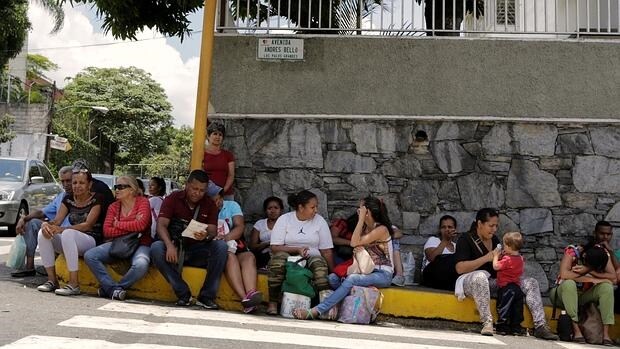 Cola en Caracas para adquirir productos básicos en un mercado público