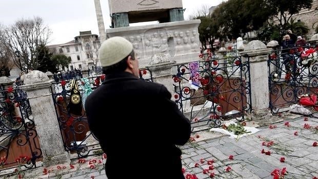 Un hombre deposita flores cerca de la Mezquita Azul en Estambul tras uno de los recientes atentados