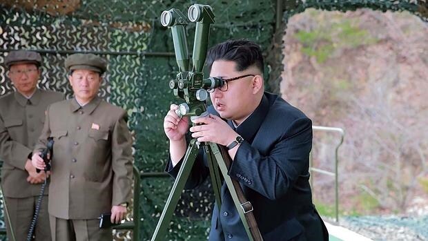 Kim Jong-un inspecciona el lanzamiento de un misil submarino