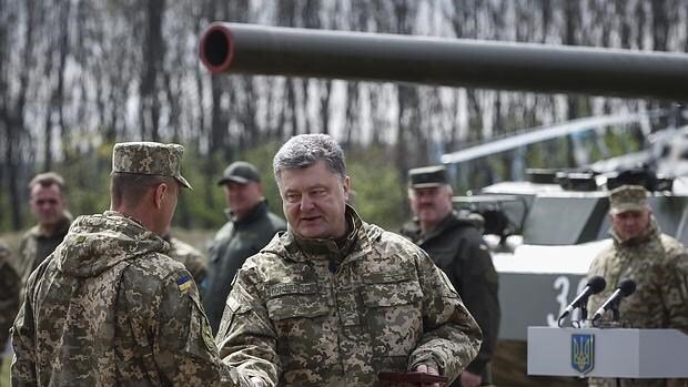 El presidente de Ucrania, Petró Poroshenko (c), galardona a un militar ucraniano durante su visita a una unidad militar cerca de Kiev (Ucrania