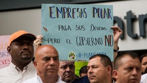 Trabajadores del grupo Polar, la principal compañía de alimentos de Venezuela, se manifiestan contra el Gobierno de Nicolás Maduro en Caracas