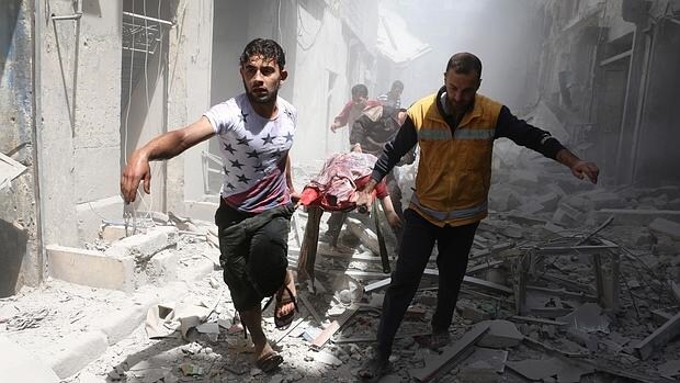 Traslado de heridos en Alepo tras un bombardeo de tropas del gobierno