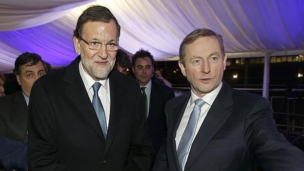 El presidente del Gobierno en funciones, Mariano Rajoy (i), con su homólogo irlandés, Enda Kenny (d)