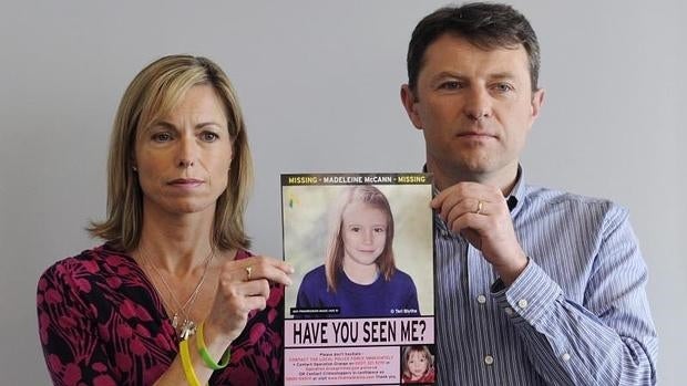 Los padres de Madeleine McCann posan con una foto en la que se muestra el aspecto que podría tener su hija ahora