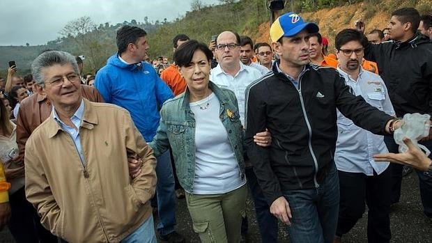 Henry Ramos Allup y Antonieta Mendoza, junto a Henrique Capriles