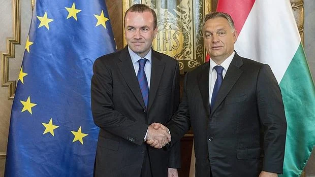 El presidente húngaro, Viktor Orbán (dcha), y el presidente del grupo parlamentario del Partido Popular Europeo (PPE), Manfred Weber (izda)