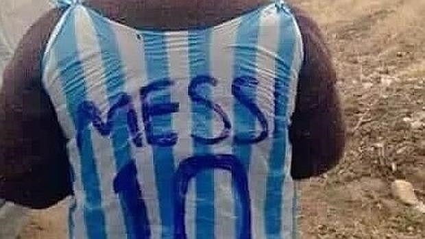 El niño que conmovió al mundo con su camiseta «low cost» de Messi pide asilo en Pakistán por miedo al secuestro