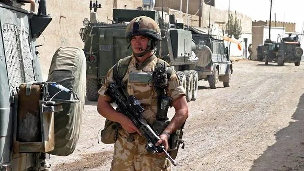 Un soldado británico patrulla en la ciudad afgana de Kandahar