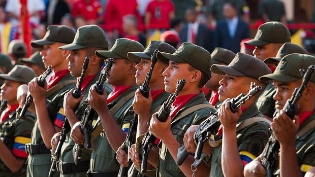 Soldados del ejército venezolano participando en un acto de homenaje al fallecido Hugo Chávez