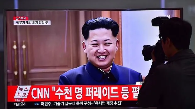 Un fotógrafo captura la imagen del dictador coreano en una de sus apariciones televisivas