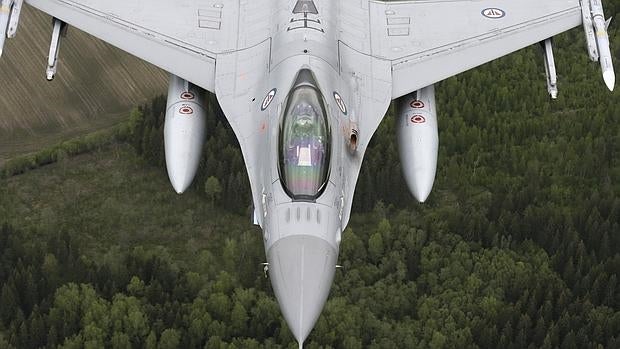 Cazabombardero F-16, similar a los que participaron en el ataque, en unos ejercicios de la OTAN sobre Lituania