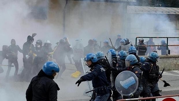 Un momento de los enfrentamientos entre la policía y los manifestantes en el paso del Brennero