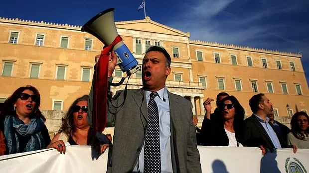 Grecia aprueba rebajar las pensiones y subir impuestos