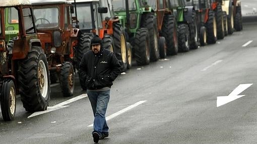 Protesta de agricultores griegos en la autopista que une Atenas con Tesalónica