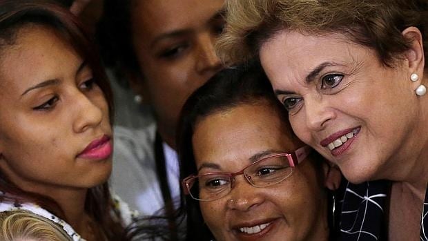Dilma Rousseff, con líderes de movimientos sociales, el pasado viernes en el Palacio de Planalto