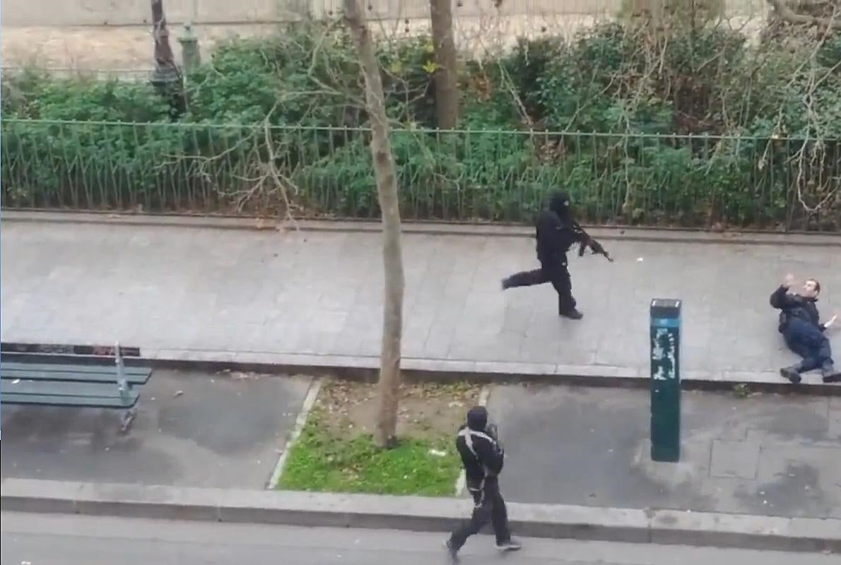 Los yihadistas que cometieron el atentado contra Charlie Hebdo rematan a un policía en el suelo