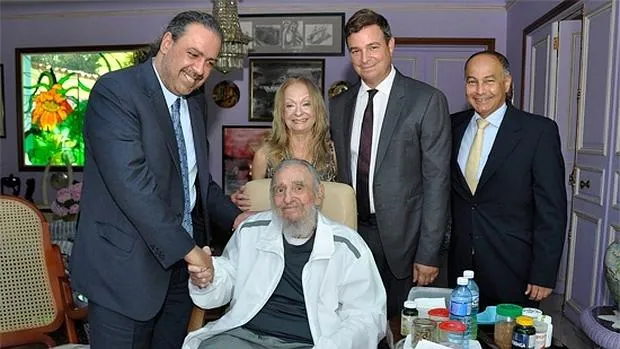 Fidel Castro, junto al presidente de la Asociación de Comités Olímpicos Nacionales (ACNO), el jeque kuwaití Ahmad Al-Fahad Al-Sabah (i); su esposa, Dalia, y su hijo Antonio, este lunes en La Habana