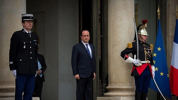 Hollande, ayer, en la puerta del Elíseo