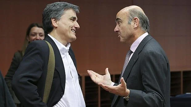 De Guindos y su colega griego, Tsakalotos, en el Eurogrupo