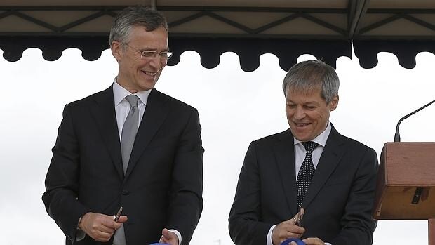 El secretario general de la OTAN, Jens Stoltenberg, y el primer ministro rumano, Dacian Ciolos, en la base militar rumana de Deveselu
