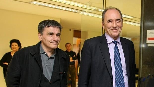 Tsakalotos (izquierda) y Stathakis