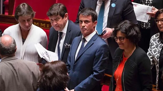 Myriam El-Khomri, ministra de trabajo, junto al primer ministro, Manuel Valls, este jueves en la Asamblea Nacional de París