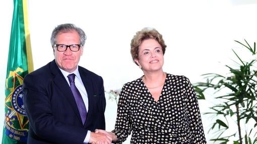 Roussef posaba con el secretario general de la OEA, Luis Almagro, el pasado 11 de mayo