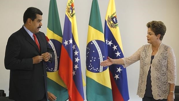 La presidenta sustituida, Dilma Rousseff, saluda al mandatario venezolano en una reunión bilateral en enero de 2015