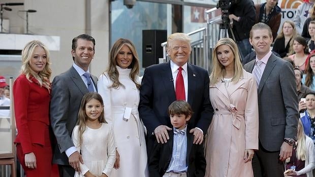 Donald Trump posa junto a su familia durante una aparición en televisión el pasado abril