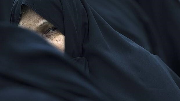 Una mujer con velo en Teherán
