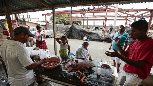 Los pescadores de Pedernales, que serán reubicados en el nuevo mercado de mariscos, venden sus productos