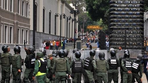 Miembros de la Guardia Nacional custodian los alrededores del Consejo Nacional Electoral, mientras se concentran en la zona partidarios y detractores de Nicolás Maduro