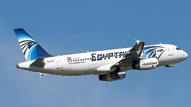 El avión de Egyptair realizó varios «virajes repentinos» antes de desaparecer de los radares