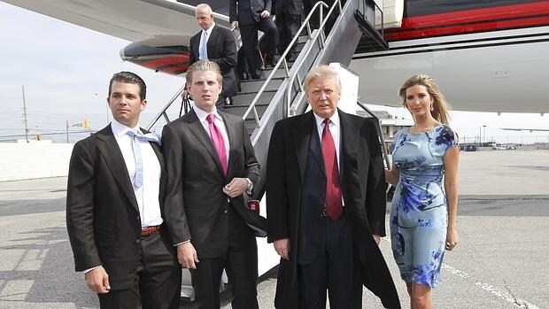 Donald Trump y sus hijos, (de izq. a dcha.) Donald Jr., Eric e Ivanka, llegan a Toronto para la inauguración de un nuevo hotel, el pasado abril