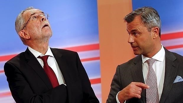 Los dos ganadores de la primera vuelta, Alexander Van der Bellen y Norbert Hofer, de izquierda a derecha