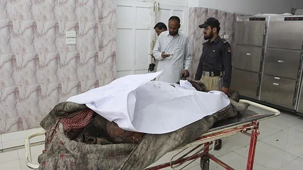 Los cadáveres de las dos víctimas de un ataque aéreo de EEUU yacen en una camilla en la morgue de un hospital en Quetta, Pakistán