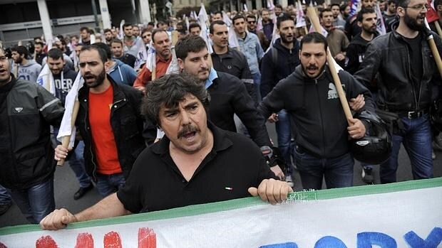 Manifestantes protestan ayer en Atenas por los nuevos ajustes