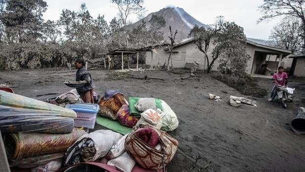 Evacuados por la erupción de un volcán en la isla de Sumatra