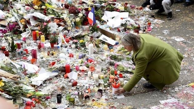 Una mujer deposita flores frente a Bataclan, la sala de conciertos atacada en París