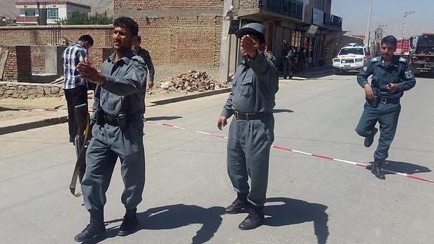 Policías afganos en la zona donde ha tenido lugar el atentado