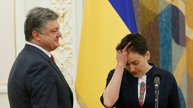 La piloto liberada Nadiya Savchenko se emociona tras ser condecorada con la Estrella de Oro por el presidente ucraniano Piotr Poroshenko