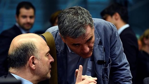 El comisario europeo Moscovici habla con el ministro griego Tsakalotos, en Bruselas